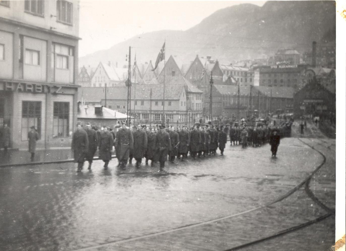 Enkeltbilde. C-kl jager KNM Bergen ankommer Bergen for første gang. parade og marsjering gjennom byen.