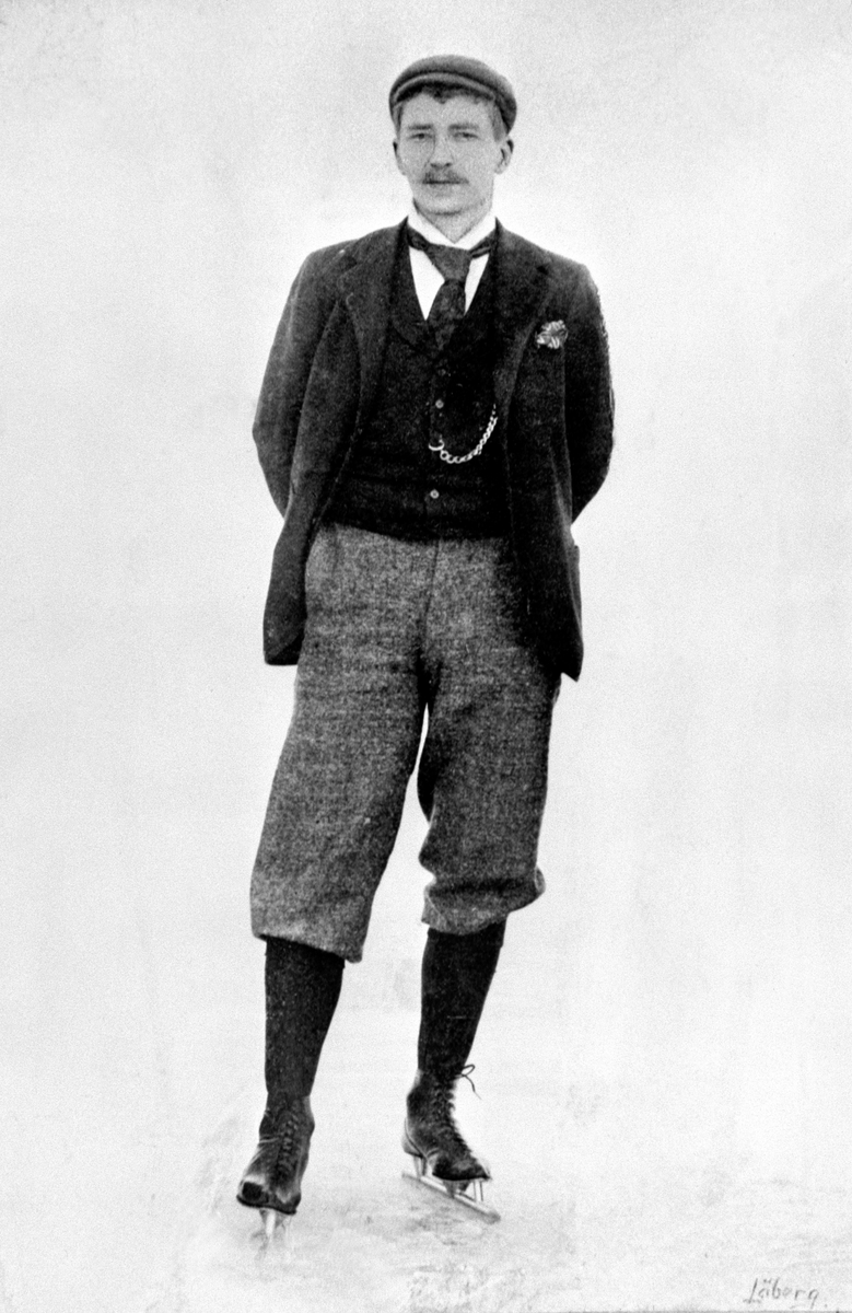 Hamar, skøyteløper Jaap Eden, Jacobus Johannes Eden fra Nederland, verdensmeseter på skøyter 1893, 1895 og 1896, på Hamar satte han ny verdensrekord med tiden 8.37.6, på 5000 meter i EM 1894,

