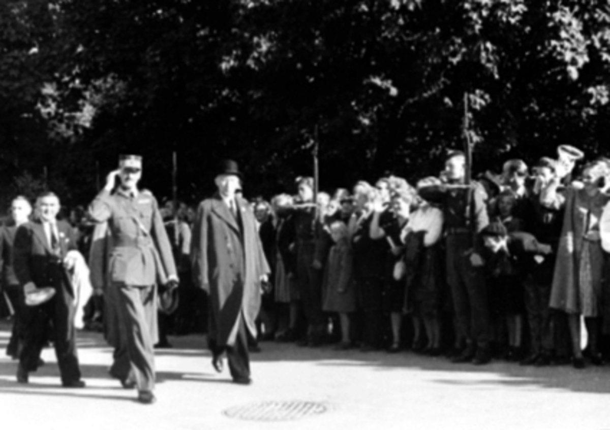 Hamar, Hamardagen 1946, kong Haakon og fylkesmann Knut Nordanger i Strandgata
