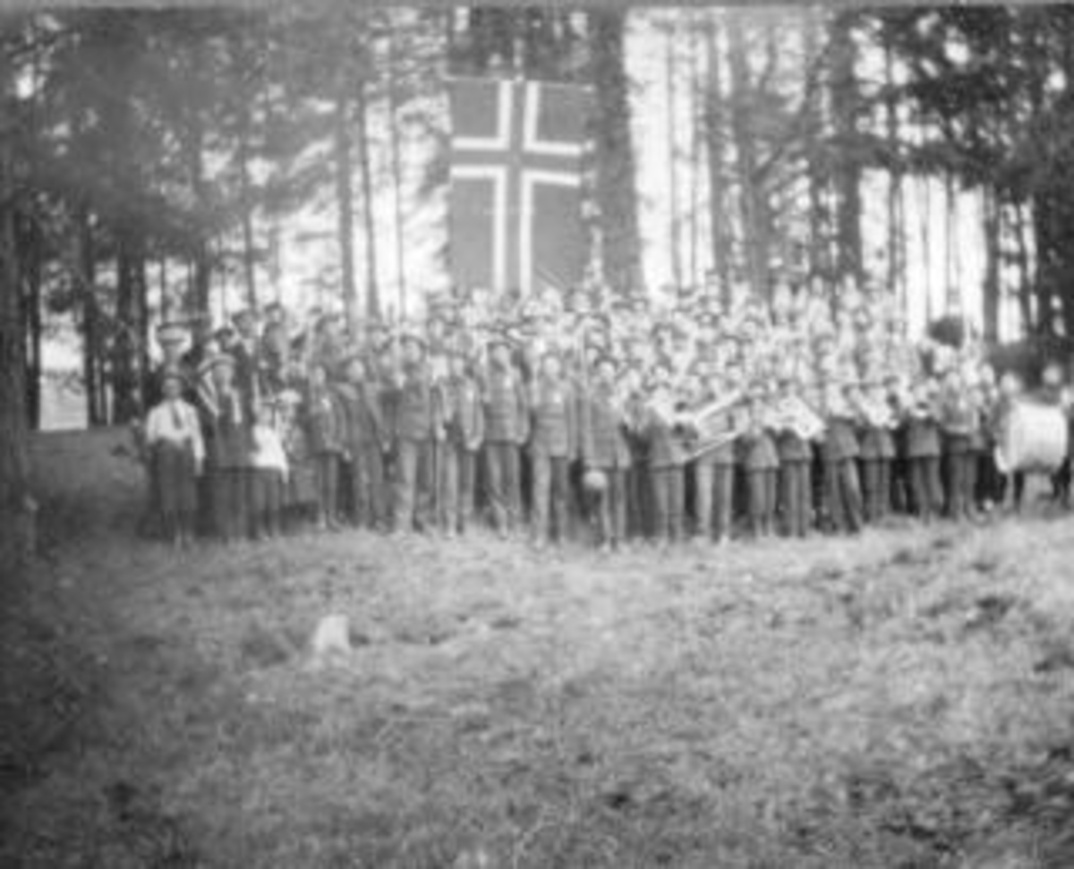 Stor gruppe gutter fra Toftes Gave, Nedre Sund, Helgøya oppstillt med flagg på Skurven den 17.mai.