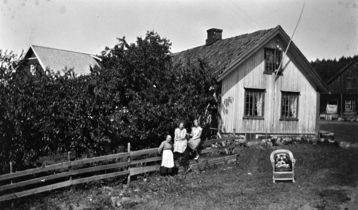 Eksteriør og hage på Nedre Maurud, Helgøya. Hovedbygning på Øvre Maurud til høyre. Personer i bildet er fra venstre Mathilde Eriksen, Karen Maurud f.1895 , Arnfrid Maurud f.1907.