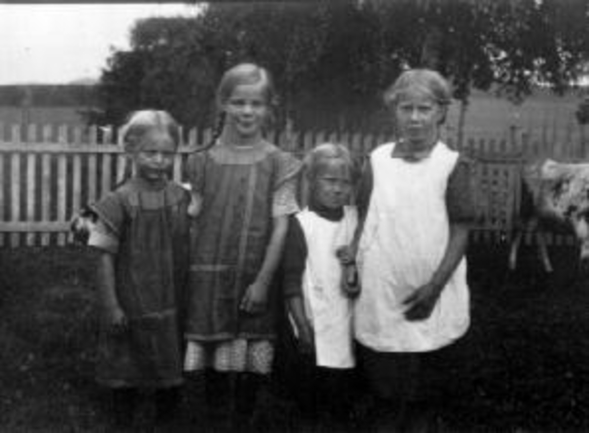 Fire jenter med fletter. Inger, Maj (?) Folle?, Marit Madsen f.1908, Anne Madsen f.1904.