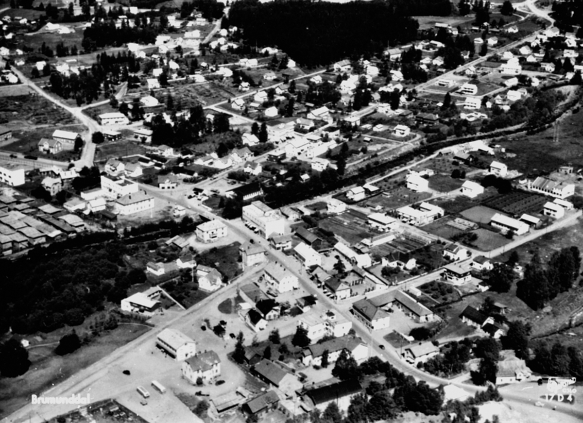Flyfoto av Brumunddal sentrum.