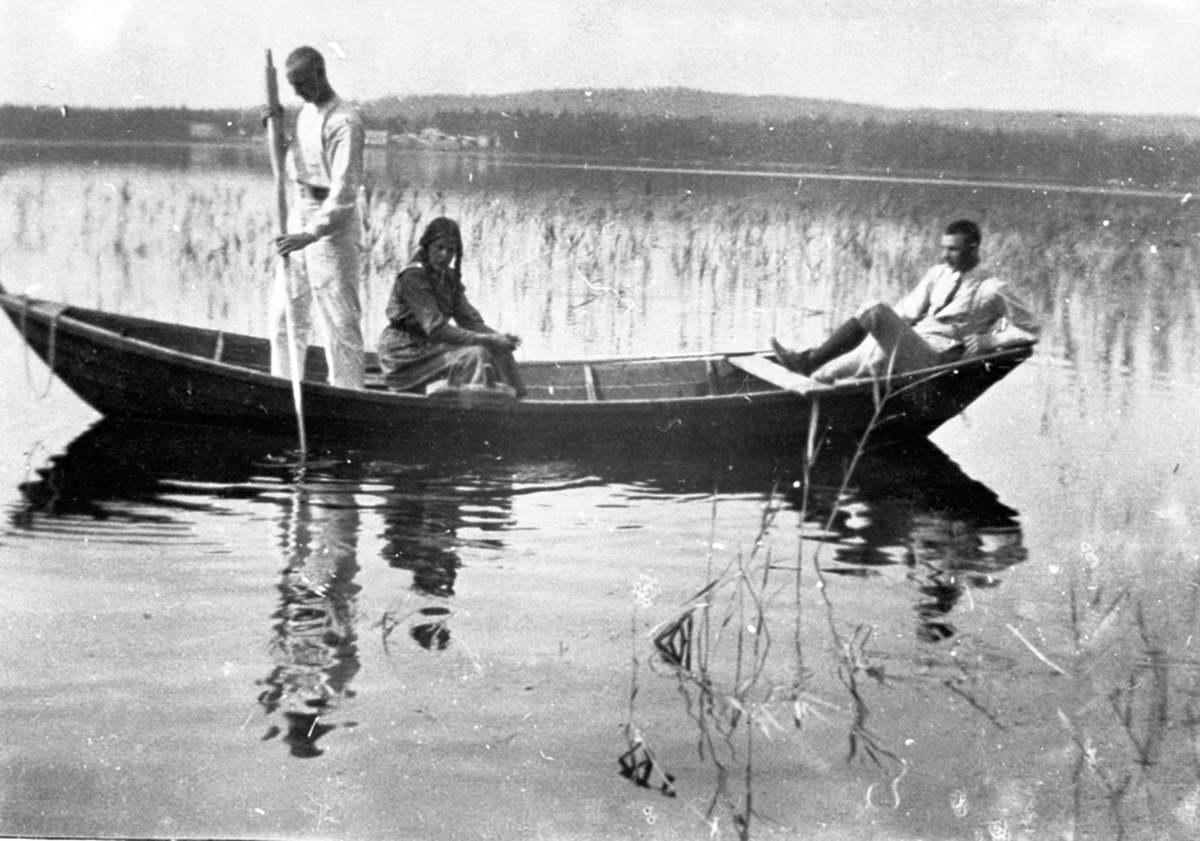 Tre ungdommer i robåt/åfløye på Mesnavannet. Sørmesna. Familie Løken fra Granerud gård, Brumunddal.