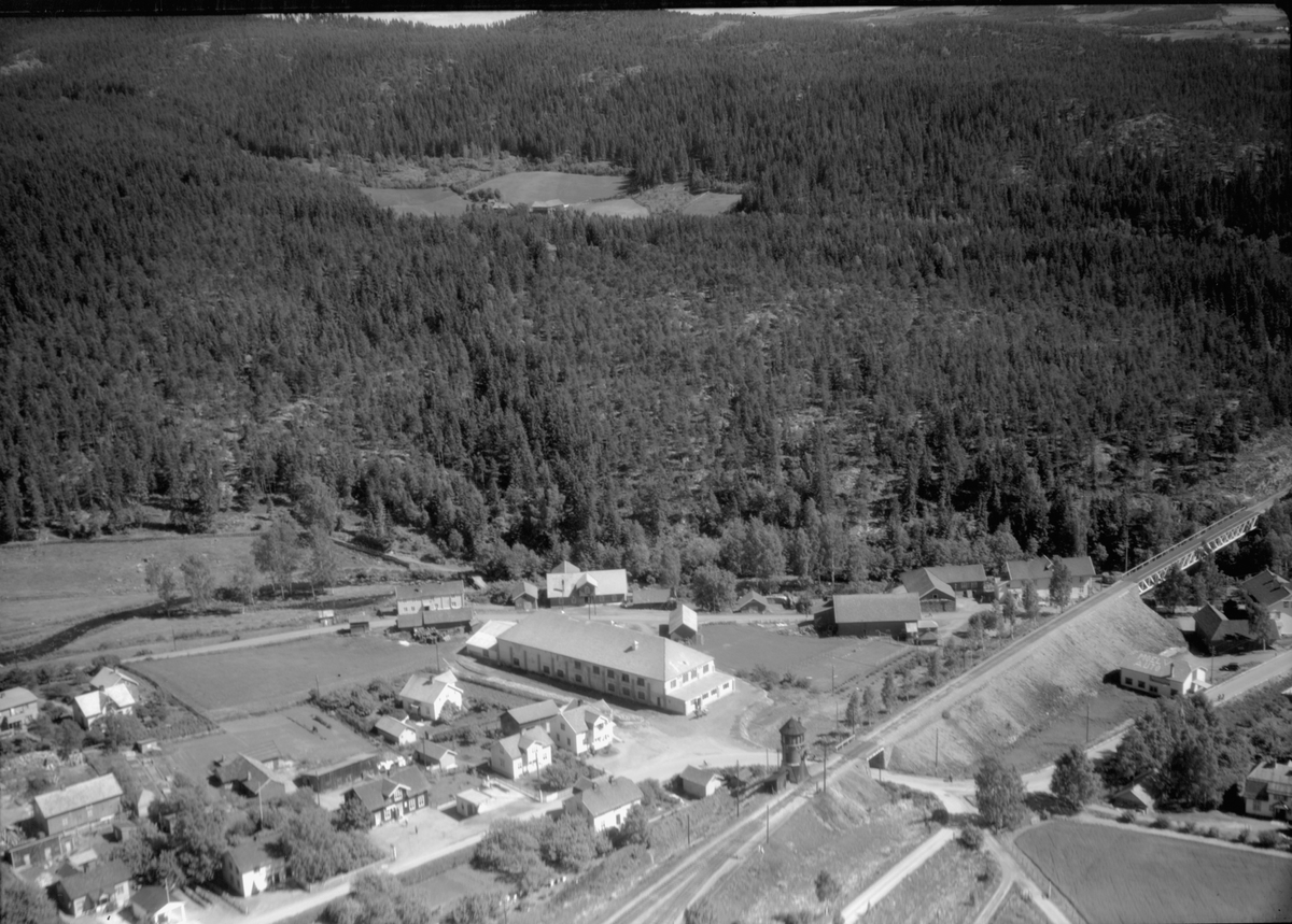 Ringsaker, Moelv sentrum, flyfoto,  til venstre: Nedre Bruvold med bolighuset til familien Sundgaard, Jolo lærfabrikk, Brovold mølle med gavl, Bruvold øvre til venstre, jernbaneundergangen,