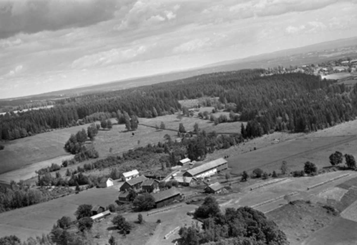Flyfoto av Hellerud gard, Furnes, Ringhsaker, landskap.