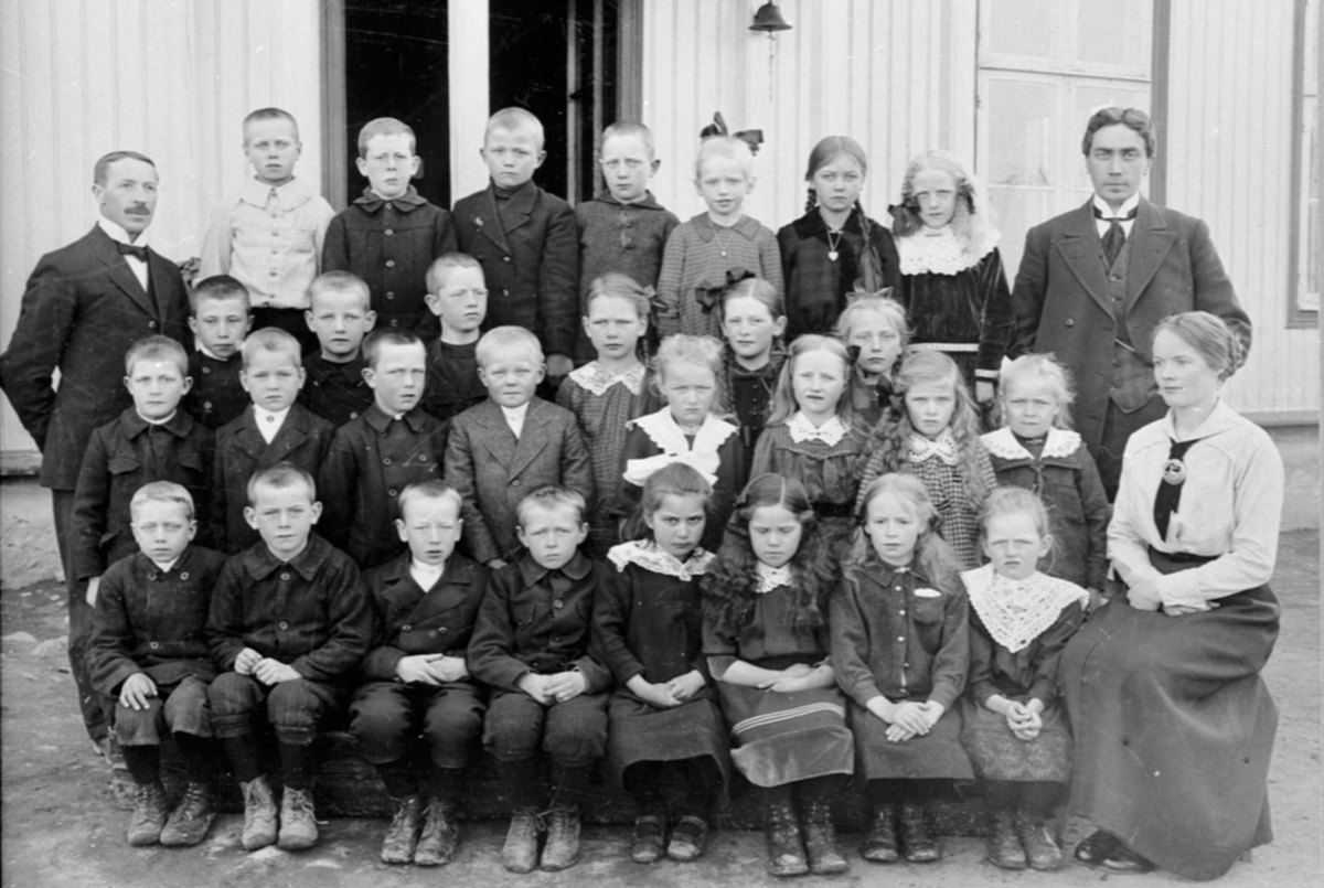Mørkved skole, Brumunddal, gruppe elever og lærere. Nummer seks fra venstre bak er Ester Jovall fra Mørkved lille. Lærerne er Nils Nyhus, Langdalen og frk. Ofigsbø.