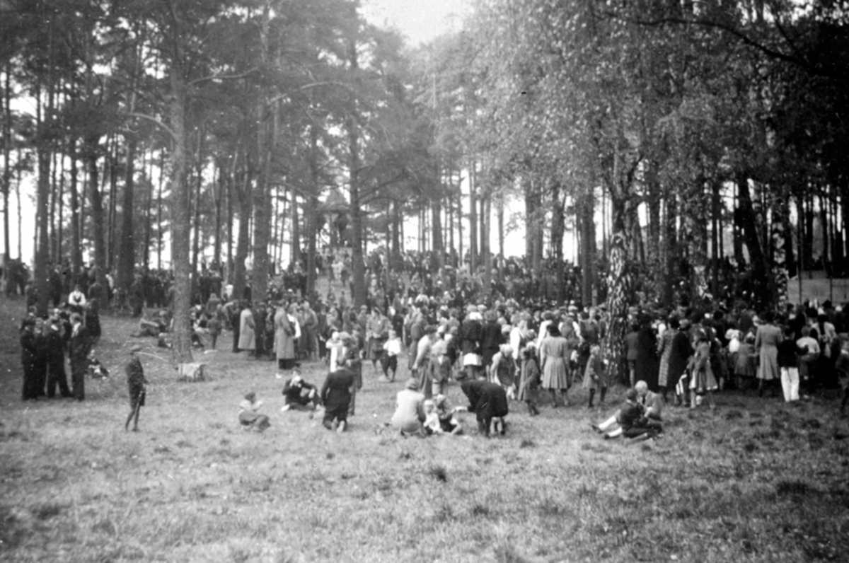 17. maifeiring i 1945 i Husebyparken, Brumunddal.