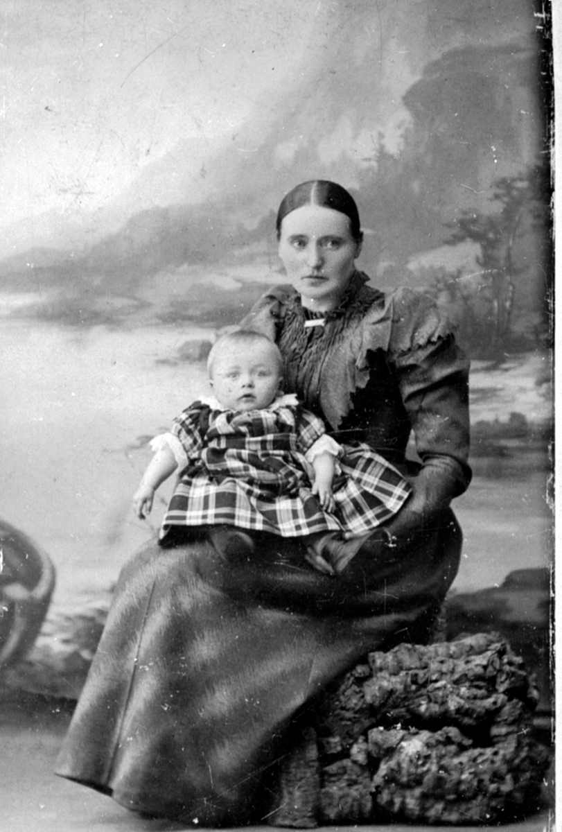 Netta Dahl født Skyberg (1858) med pleiedatter Agnethe Dahl (1892) på fanget, gift med lærer Dahl, Nystuen, Kvernstuebrua, Ringsaker.