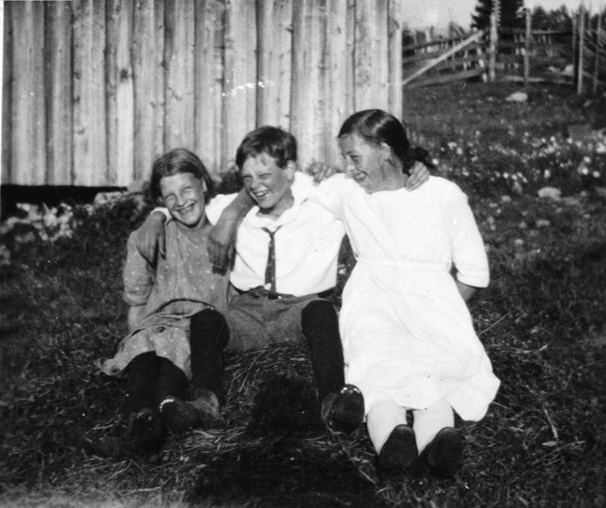 Margit Olafsen, Kaare Strandli, Hanna Stensåsen, Prøysenstua, Ringsaker. Kaare Strandli var sjokoladegutt på Nationalteateret og hadde spart penger til eget fotoaparat.