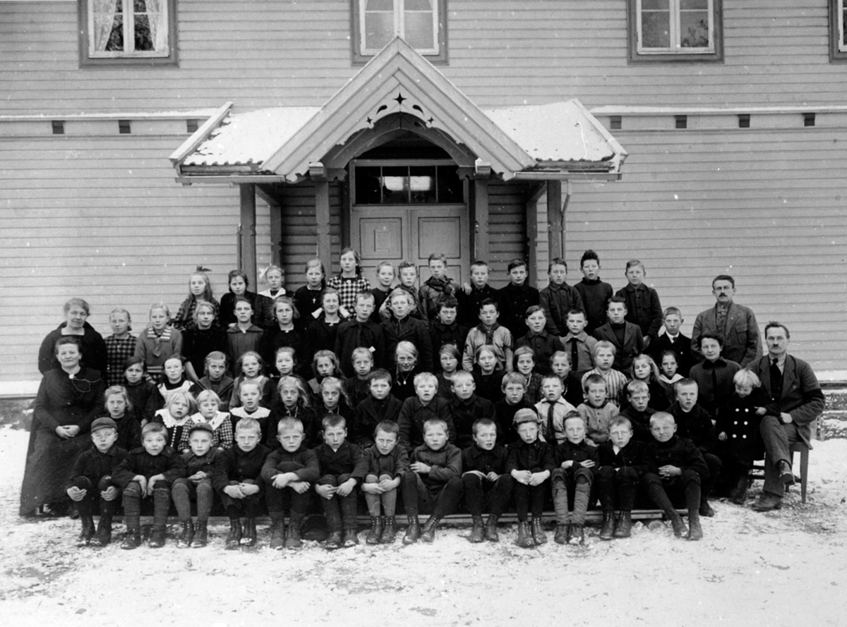 Gruppe skoleelever ved Penningrud skole, Stavsjø, Hedmark.