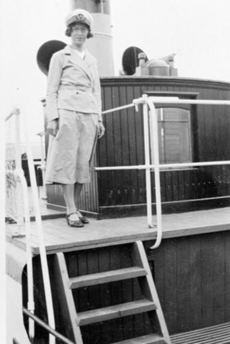 Gudrun Trogstad(1908-1948), Nes, tok kystskippereksamen som den første kvinne i landet. Fra 1927 var hun kaptein på M/S "Kvikk" på Mjøsa i to år.