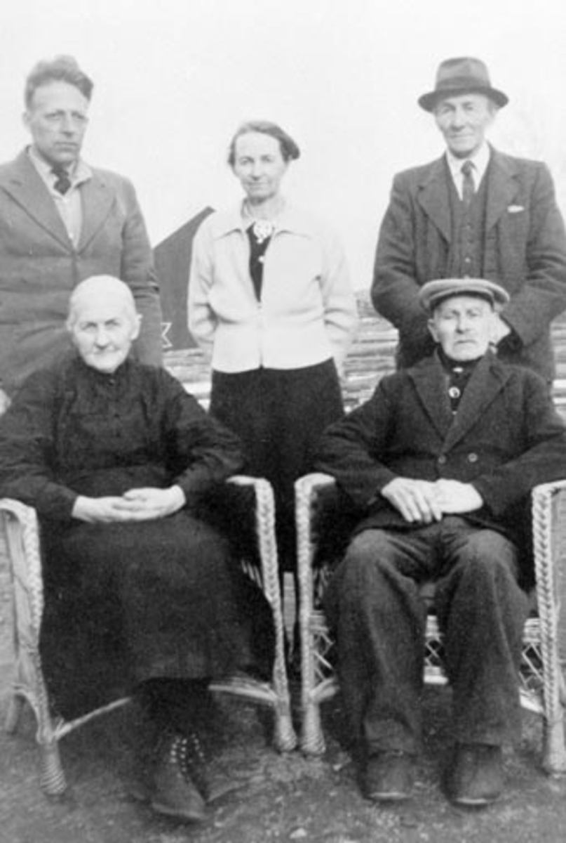 Familien Haugom, Karoline (1866-1950), Even (1861-1959), Arne (1913-1967), Marie Lund (1895-1984), Ole (1886-1961), Haugom, Nes, Hedmark.
