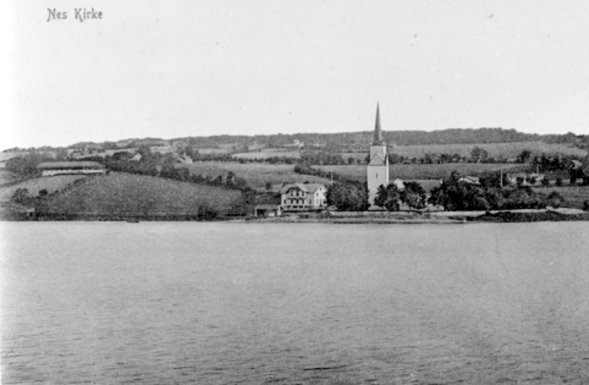 Postkort med tekst  " Nes Kirke" , Tingnes ca. 1905-1910., Prestegarden, Solheim (skysstasjonen). Nes, Hedmark.
