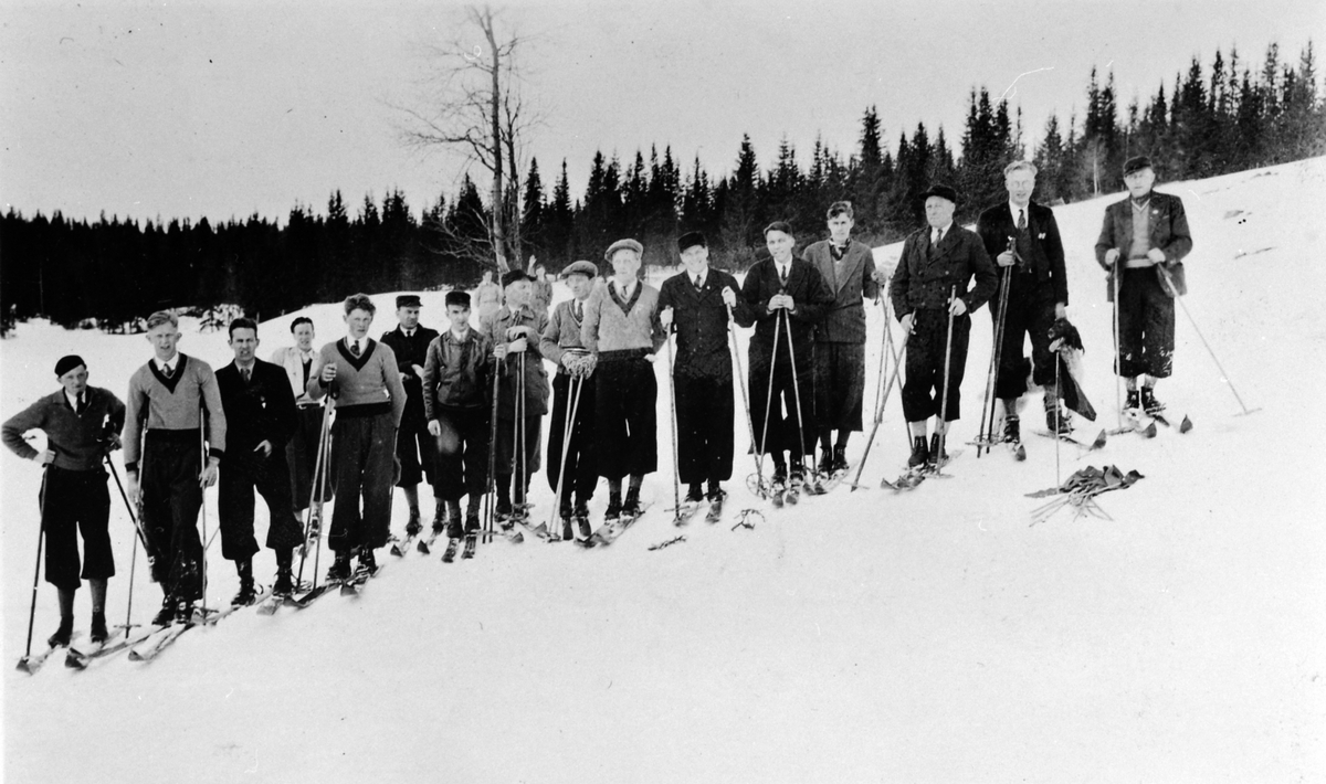 Gruppe skiløpere på tur til Rønningen, Nybygda, Ringsaker 8. mai 1935.