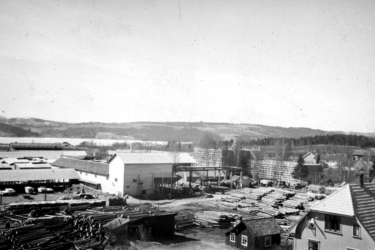Berger Langmoen i Brumunddal. Sagbruk, trelast, tømmer. Oversikt bygging av Wallboardfabrikken. 
