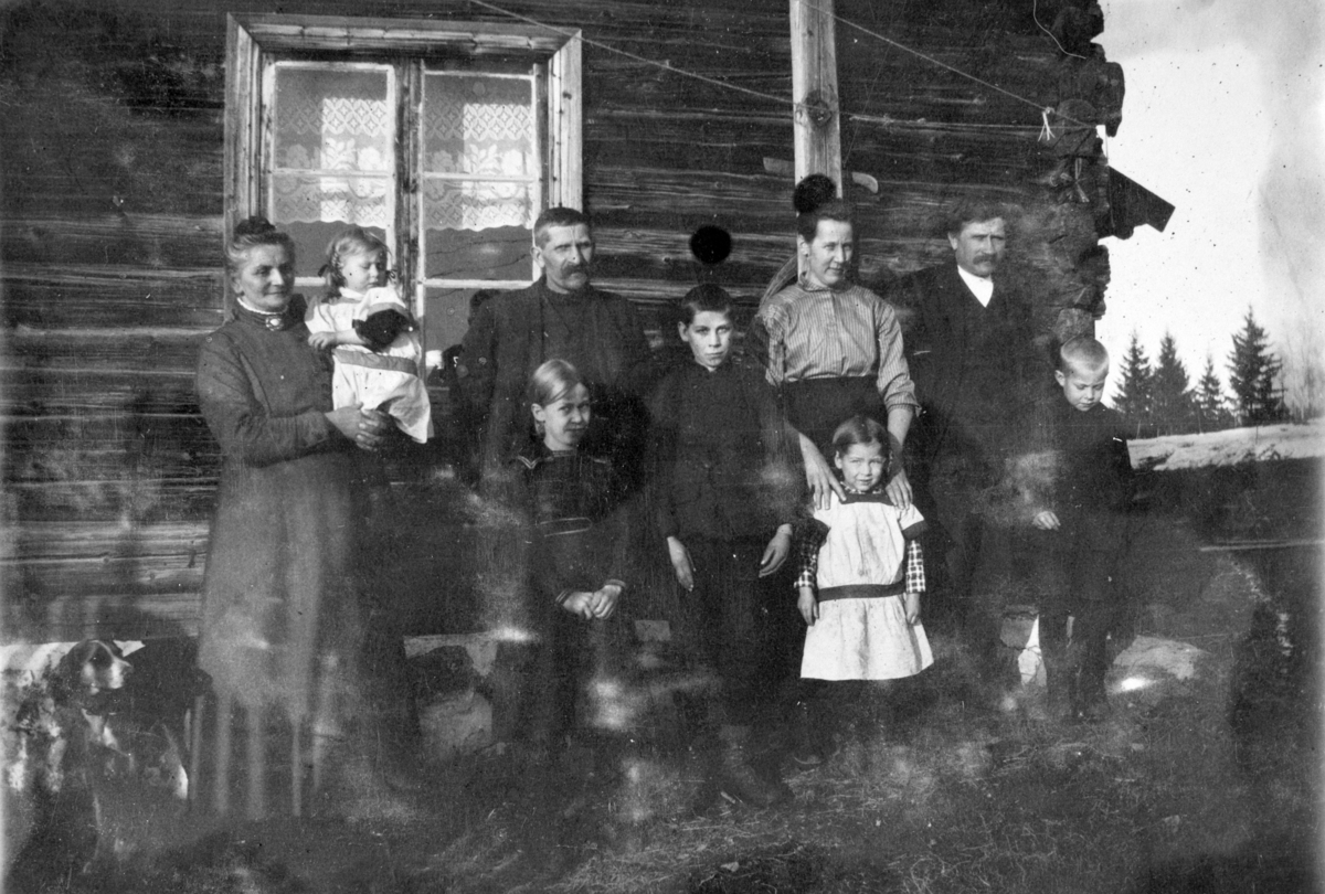 Nedre Fosstugua, Fosstuen, Moelv, ca. 1917-18. I midten ved vinduet Anton Nysveen og t. h. hans kone Maria, 