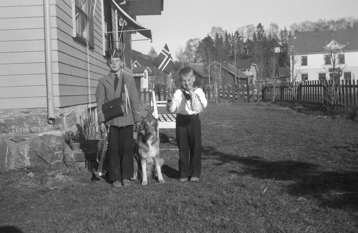 Mordal, Brumunddal, barn, 17. mai. Hagen Nygata 21 fra v. Svein-Erik Mordal f. 1941 og Brede Mordal f. 1946.