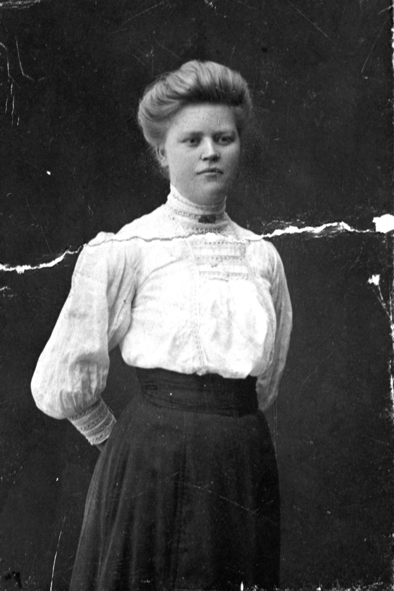 PORTRETT: ANNE HUBRED FØDT: 1890, HUBRED STORE