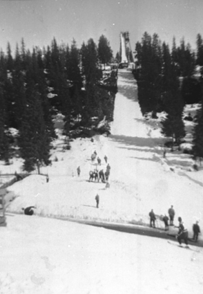 Vang H, Østås Skilag, Bergebakken innviet i 1935, skihoppbakke, A. I. F. og Borgerlig Idrettsforening arrangerte skirenn i  Østås - Bergebakken. Premie gitt av Sigrid Sæhlie.