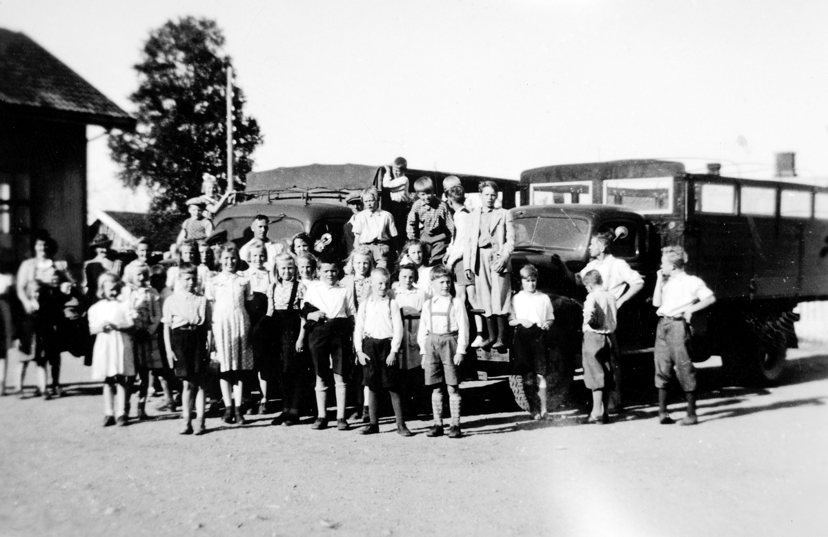 Lastebil brukt til transport av skolebarn, turer, 17 mai.. Sjåfører Håkon Haug og Hjalmar Hommestad, Vardeberg skole, Tangen. 
D-4350 og D-3044. 