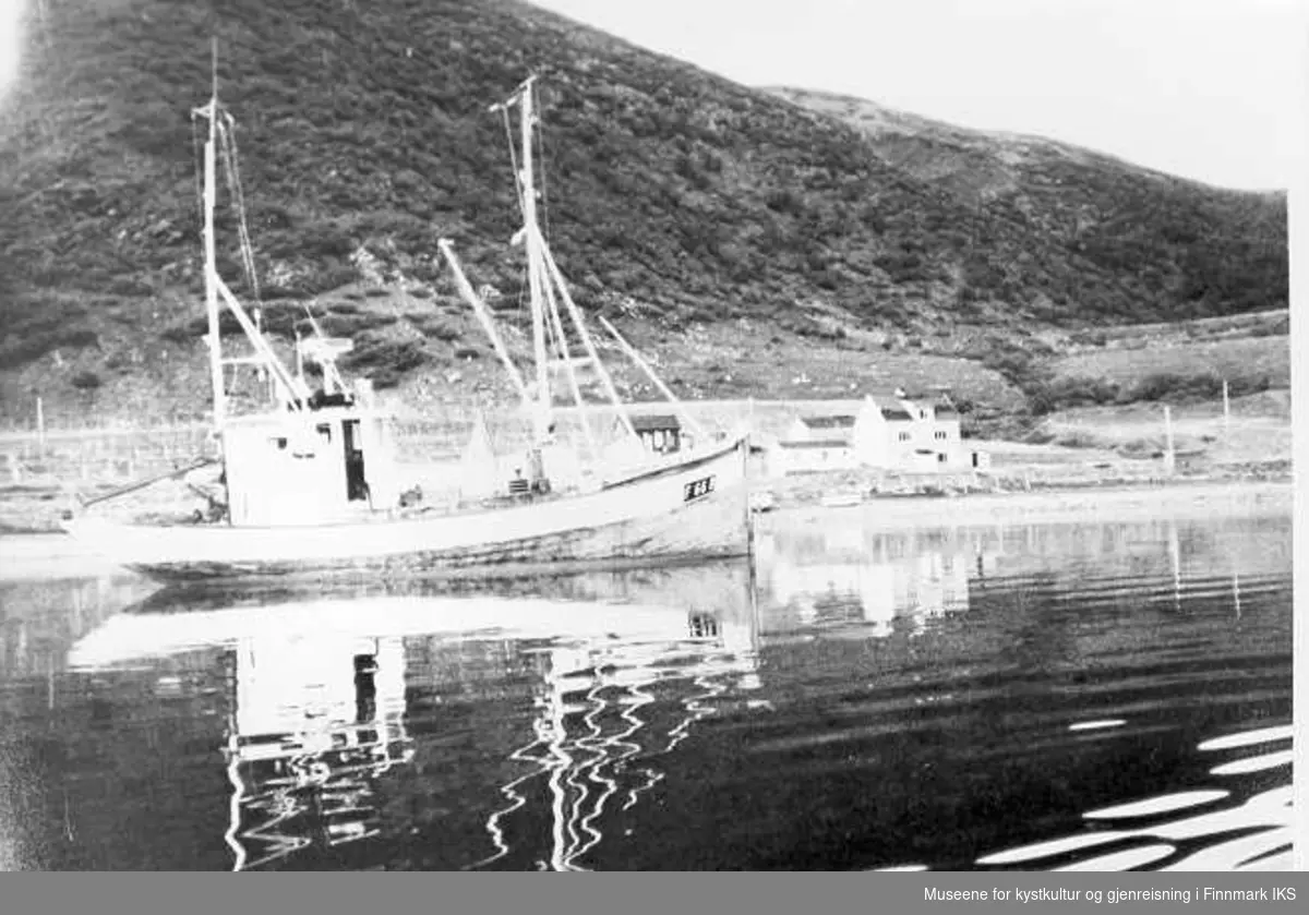 F 66 B Mk "Tordis" på fortøyning i Gulgofjord. Eier Sverre Astrup m/flere. Båten er innført i merkeregistret for Berlevåg i 1966.