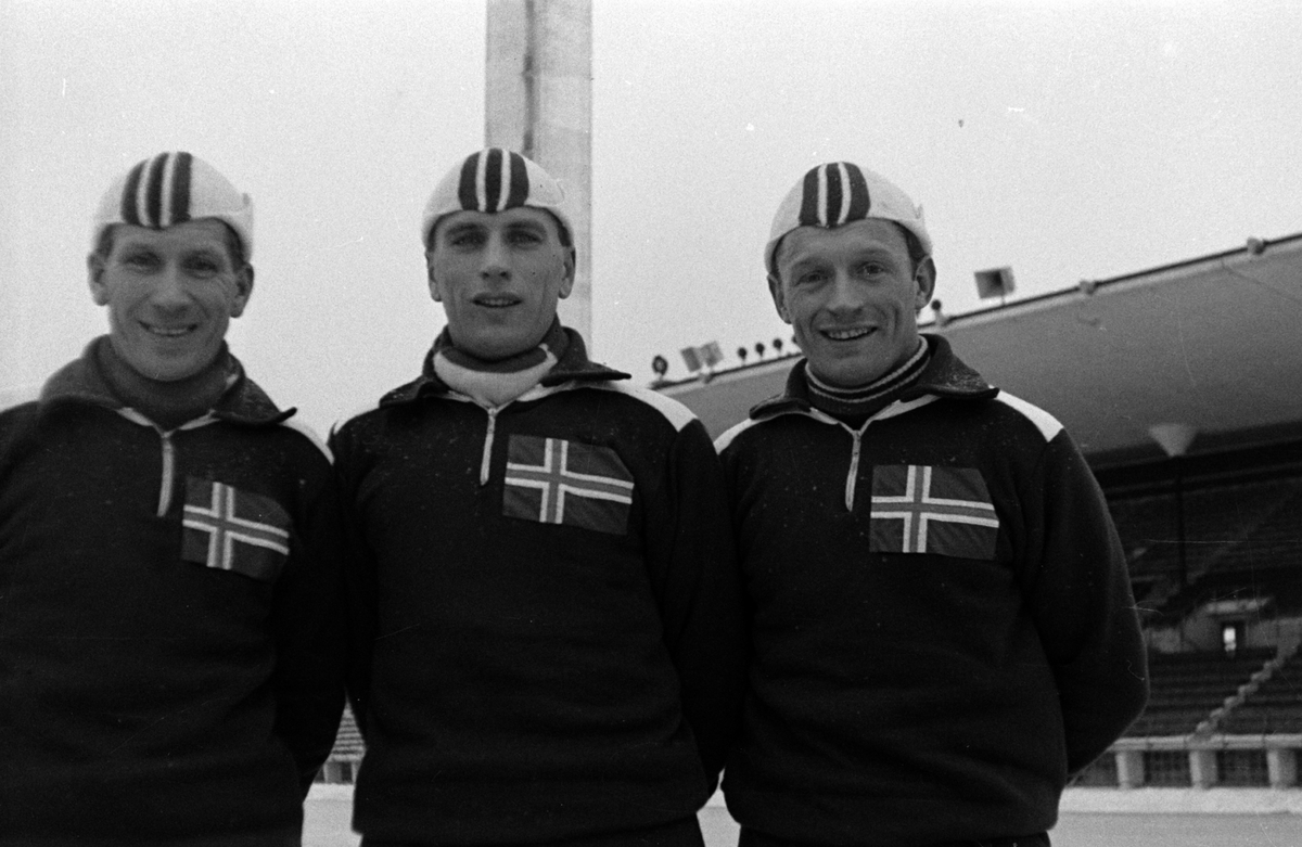 Skøyteløpere, Norske landslagsløpere. F.v Reidar Liaklev, Sverre Haugli, Hjalmar "Hjallis" Andersen. Bislett stadion?