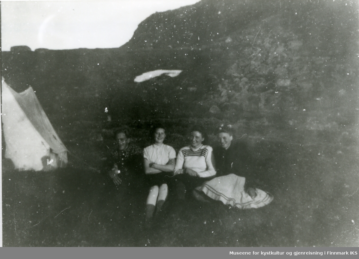 fra v.: Bernt Rasmussen, Gerd Rasmussen, Solveig Olsen og Mildrid Olsen sitter ved en fjellskråning ved et telt