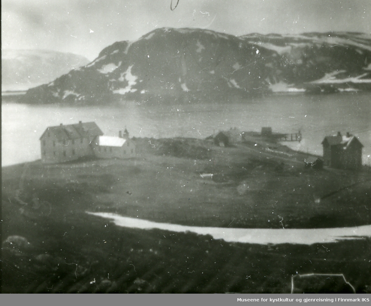 Bygningen til venstre er skolekapellet, og til høyre ser vi skoleinternatet. Skjånes, antatt ca 1925. Skolekapellet ble vigslet den 19 august 1928, fra Statsarkivet i Tromsø