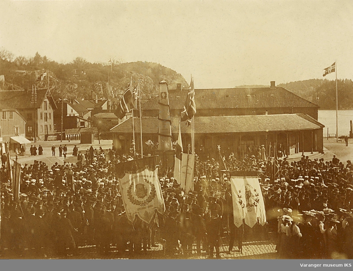 17. mai i Fredrikshald sentrum med faner og opptok 1905