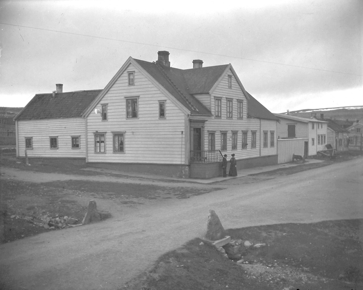 Esbensengården på Sletten ca. 1900. To personer foran gården.