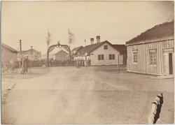 Folkemengde ved Vardøhus Festnings hovedport, tatt i forbind