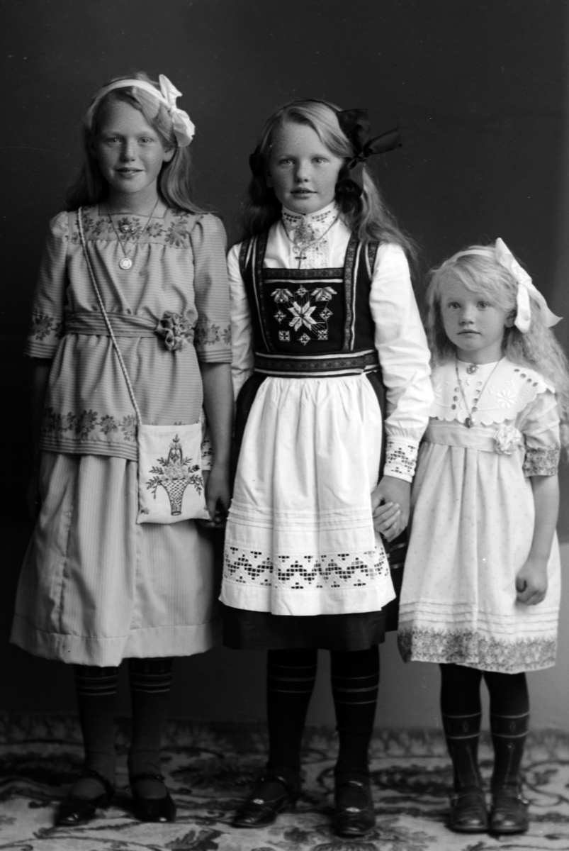 JEMTLAND LANDHANDEL. , BRUMUNDDAL, GR: 3 JENTER, 15257
Søstrene Jemtland: Birgit gift Berckenhoff (1902-1996), Kirsten (1904-1995) og Anna (1908-1987). 