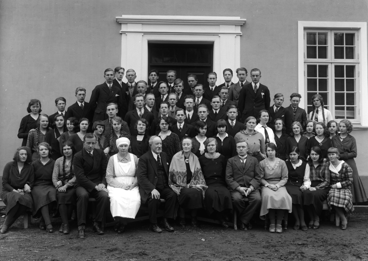 Ringsaker fylkesskole, gruppe av elever, styrer Knut Kvisli, en av elevene er Alf Prøysen, ny skolebygning bygd i 1929 etter brannen i 1928,