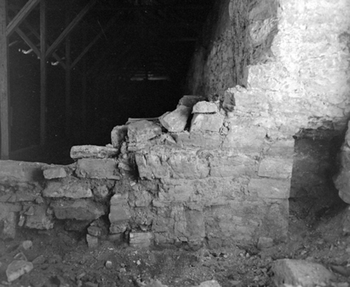 Arkeologiske undersøkelser i Hamar bispegård 1947. Borgporten, sydsiden, vaktrommet.