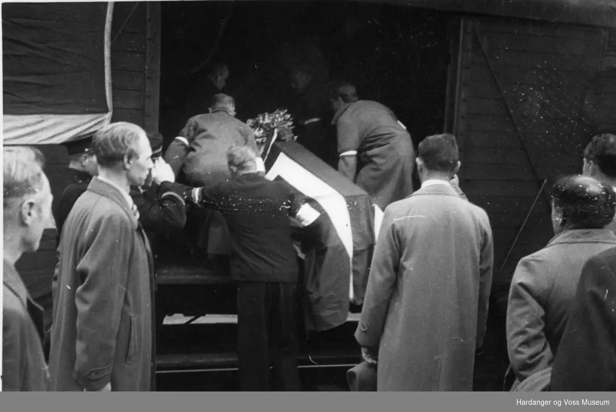 Gravferd, Torstein K. Kjerland, kista vert løfta inn i jernbanevogna som skal frakta kista til Granvin