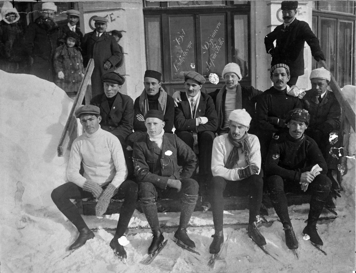 Davos, skøytestevne. Oscar Wilhelm Mathisen (født 4. oktober 1888, død 10. april 1954) var en norsk skøyteløper som representerte Kristiania Skøiteklubb. 
Dette må være seniordeltakerne ved det internasjonale stevnet i Davos den 29. og 30. januar 1910. Martin Sæterhaug nr. 1 og Oscar nr. 3 fra venstre bak. Magnus Johansen nr. 2 fra venstre foran. De øvrige er Wijnout Hendrik Taconis og Jacques de Koning, Nederland, Charles Sabouret, Adrien Maucourt og Guy Breteau, Frankrike, Eugen Freytag, Tyskland og Roy Weibel, Sveits. Men hvem som er hvem av dem kan jeg ikke si.