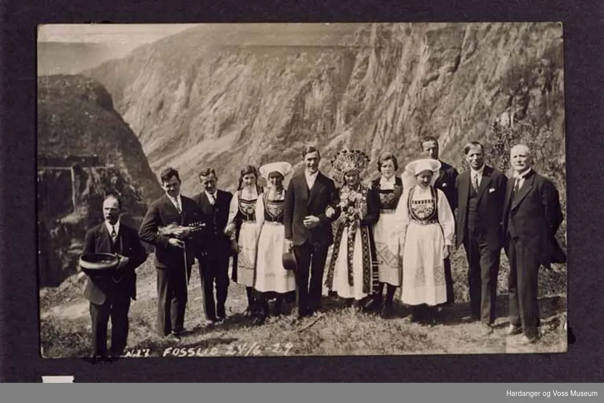 Gruppe, kvinner, menn, bryllaup, bunad, krune, bolle, fjell, skaut. Anna og Per Garen. Fossli.