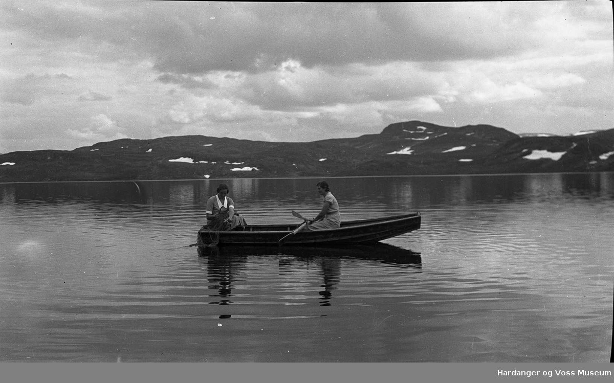 To kvinner i ein robåt på Litlosvatnet