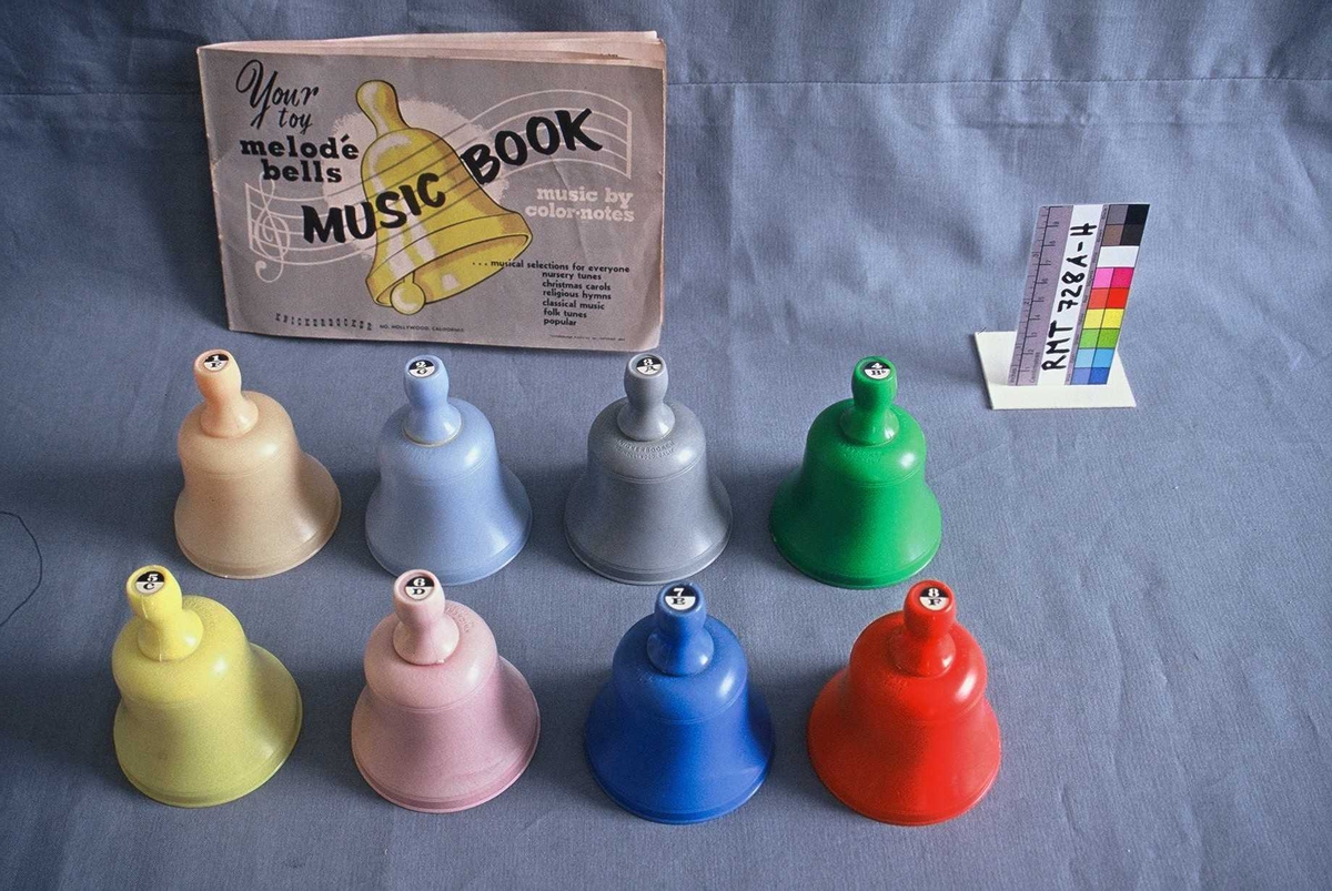 Moderne leketøy. 8 avstemte plasticklokker i hver sin farge. 

