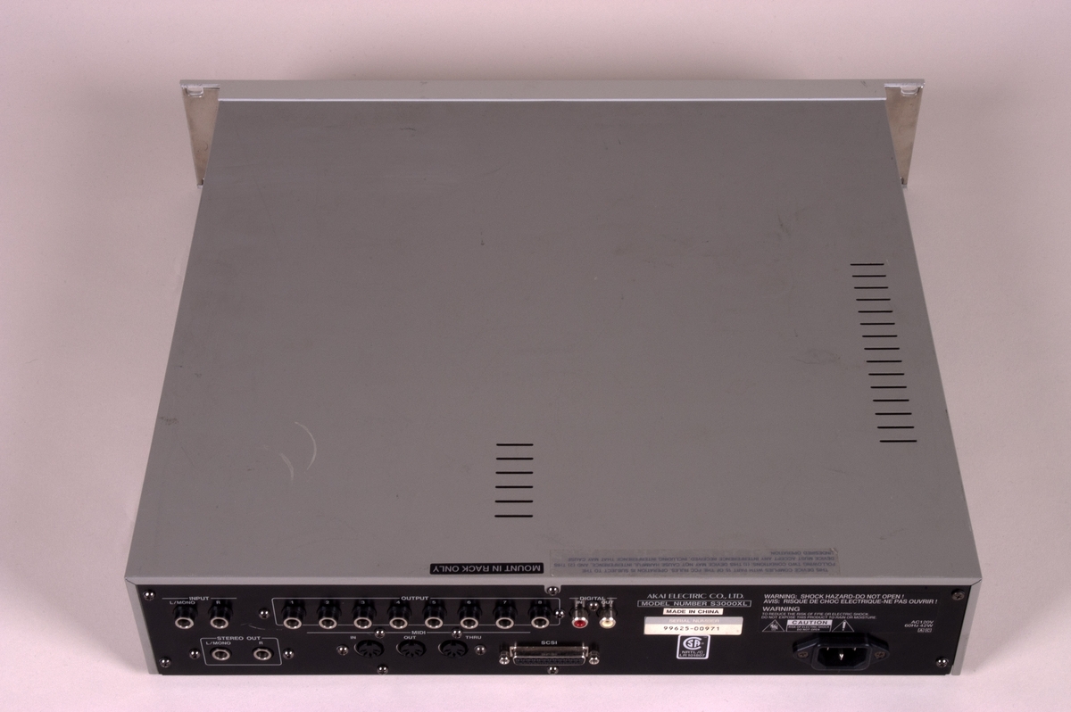 Rackmontert digital sampler i 16-bit stereo. Frontpanelet har 33 knotter og pader, med LCD-skjerm og diskettstasjon. Sampleren er polyfonisk, med 32-stemmer. Minnekapasiteten er 2 MB (innebygd RAM som kan utvides til 32MB). Funksjoner inkluderer multitimbral sekvensering og DSP. Effekter inkluderer lowpass filter, VFO, envelope generatorer og modulasjon.