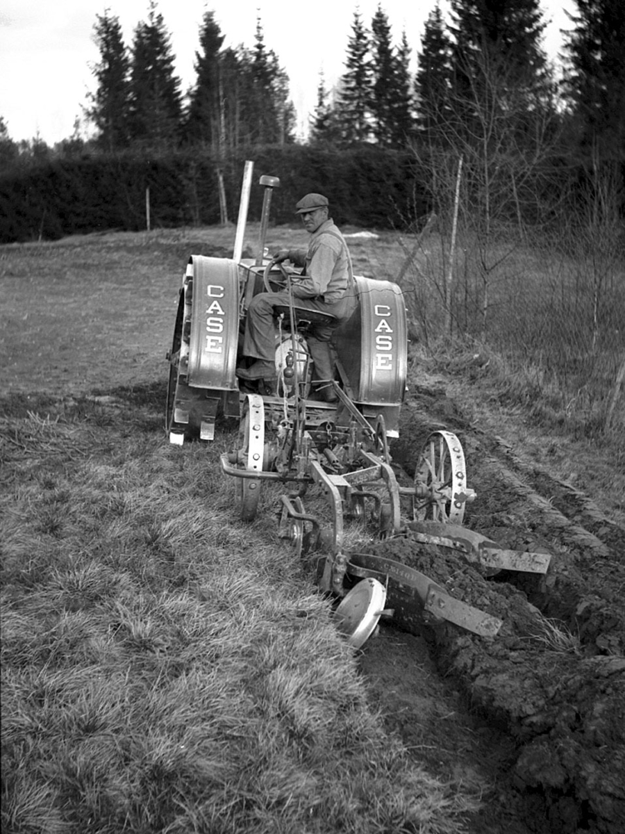Traktor på jordet