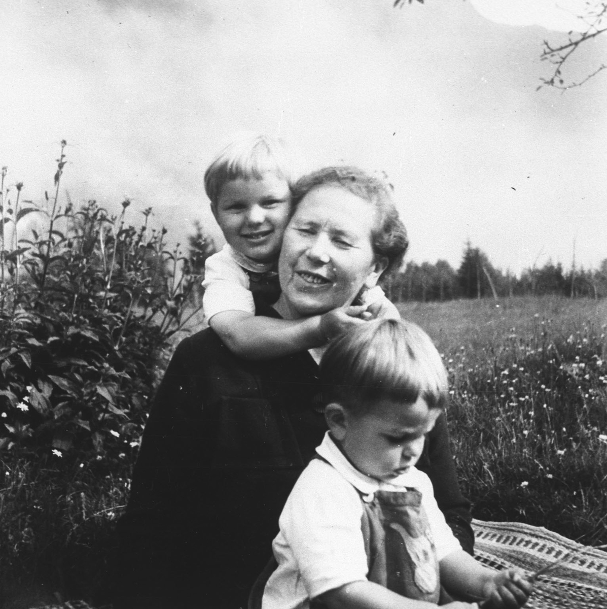 Gro Holm med barnebarna Eivind og Gunnar Kiberg.
