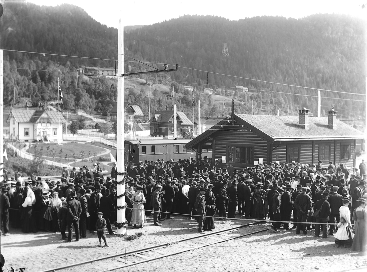 Åpningen av Løkkenbanen. Folk samlet på perrongen.