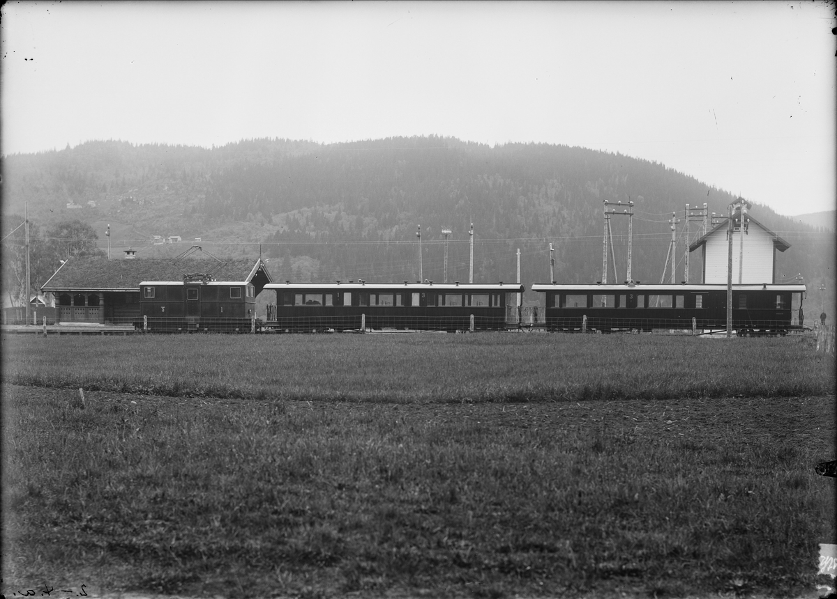 Westinghouse-lokomotiv nr. 1 med personvogner på Bårdshaug stasjon.