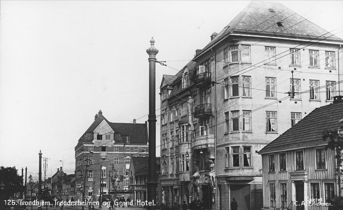 Prinsensgata med Trønderheimen og Grand Hotel