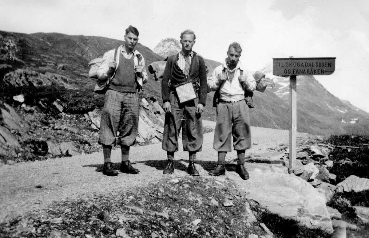Tre vener frå Odda på tur i Jotunheimen sommaren 1942.