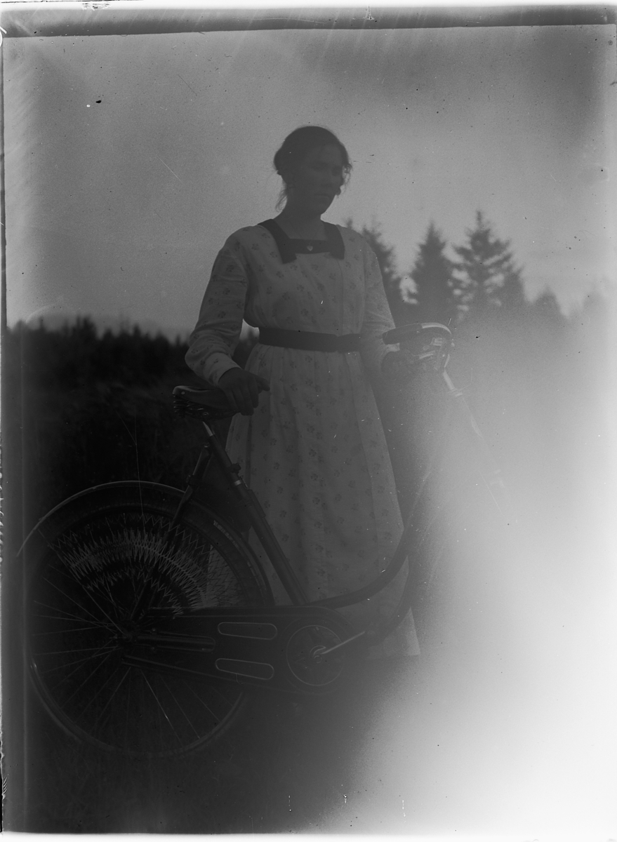 Ukjent kvinne med sykkel. 