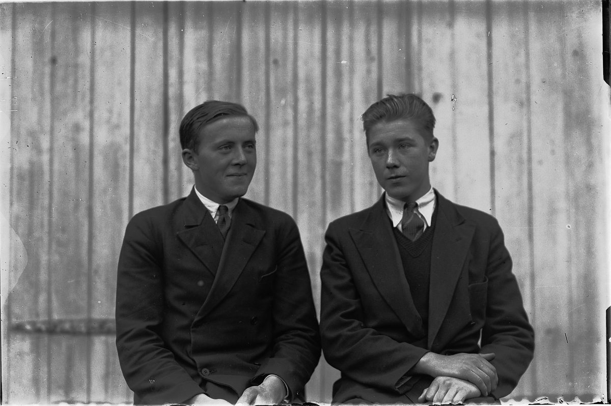 TO PERSONER, HAN TV. UKJENT, TH. ALF LINDSTAD (?), BODDE I CAFE ROYAL-GÅRDEN, ØSTRE TORG, Hamar, 1930. 