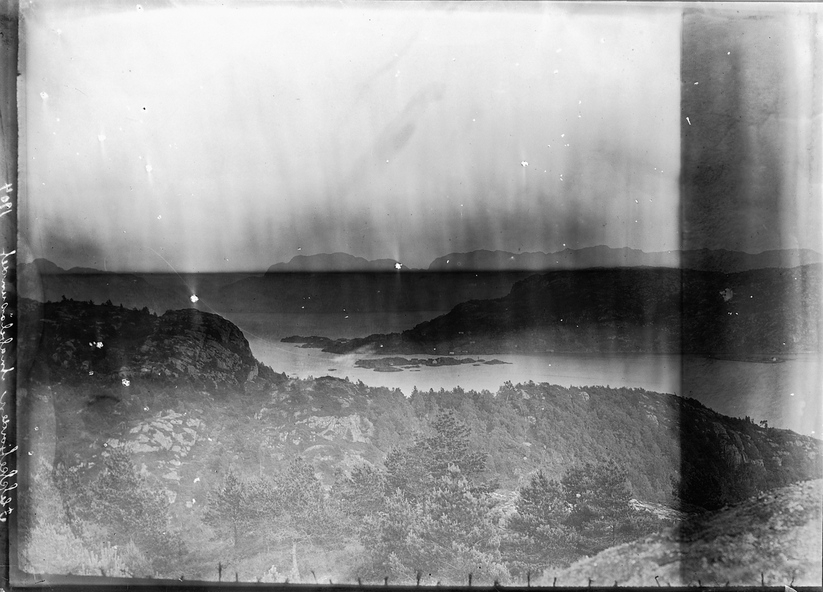 Flekkefjord. Bildet er tatt fra fastlandet og viser Andabeløy, med Risholmen etc i forgrunnen. (Anabeløsundet). 